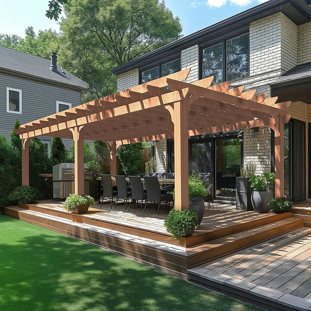 Pergola en bois au-dessus d’une terrasse avec table et chaises, devant une maison en brique claire